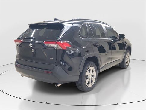 Used 2021 Toyota RAV4 LE image 7