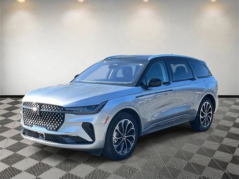 Used 2025 Lincoln Nautilus Reserve image 7