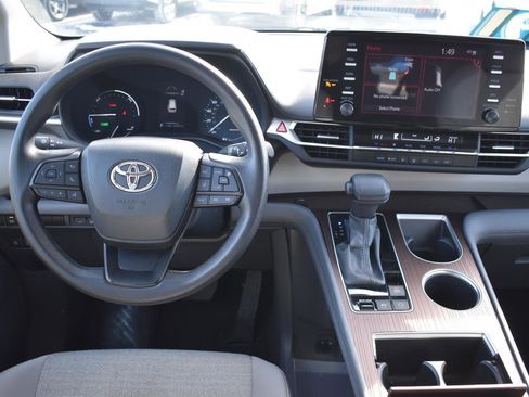 Used 2024 Toyota Sienna LE image 18