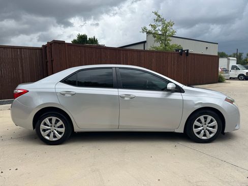 Used 2016 Toyota Corolla LE FWD image 2