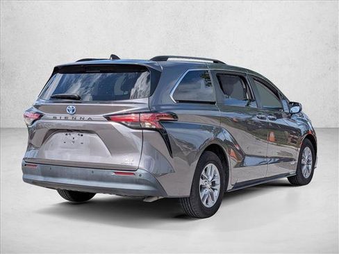 Used 2021 Toyota Sienna XLE image 5