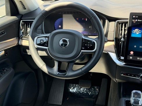 Certified 2025 Volvo XC90 B6 Plus AWD/4WD image 14