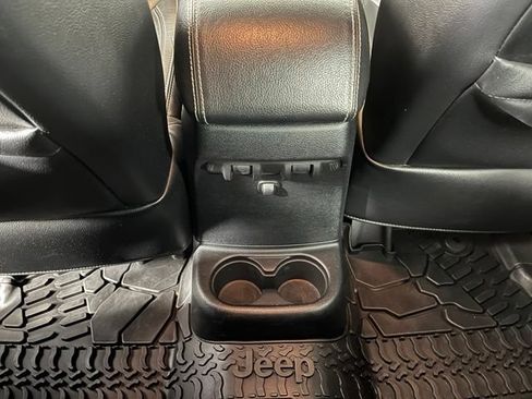 Used 2016 Jeep Wrangler Unlimited Rubicon AWD/4WD image 37