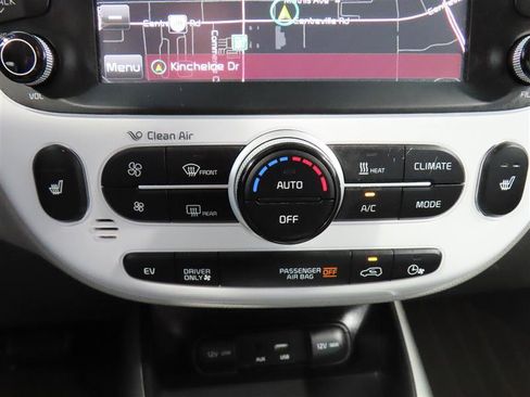 Used 2017 Kia Soul EV FWD image 28
