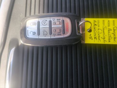 Used 2024 Chrysler Pacifica Touring-L FWD image 25