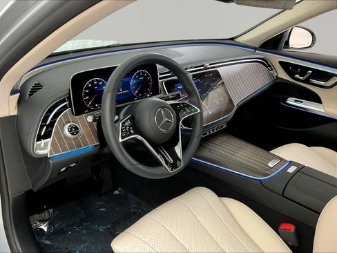 Used 2025 Mercedes-Benz E 350 Sedan w/ Driver Assistance Package image 17