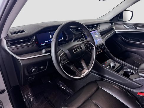 Used 2024 Jeep Grand Cherokee Limited image 23