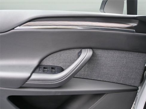 Used 2023 Tesla Model X image 7