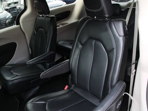Used 2023 Chrysler Pacifica Touring-L FWD image 26