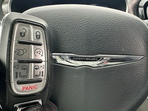 Used 2023 Chrysler Pacifica Touring-L image 22