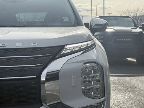 Used 2025 Mitsubishi Outlander SE image 32