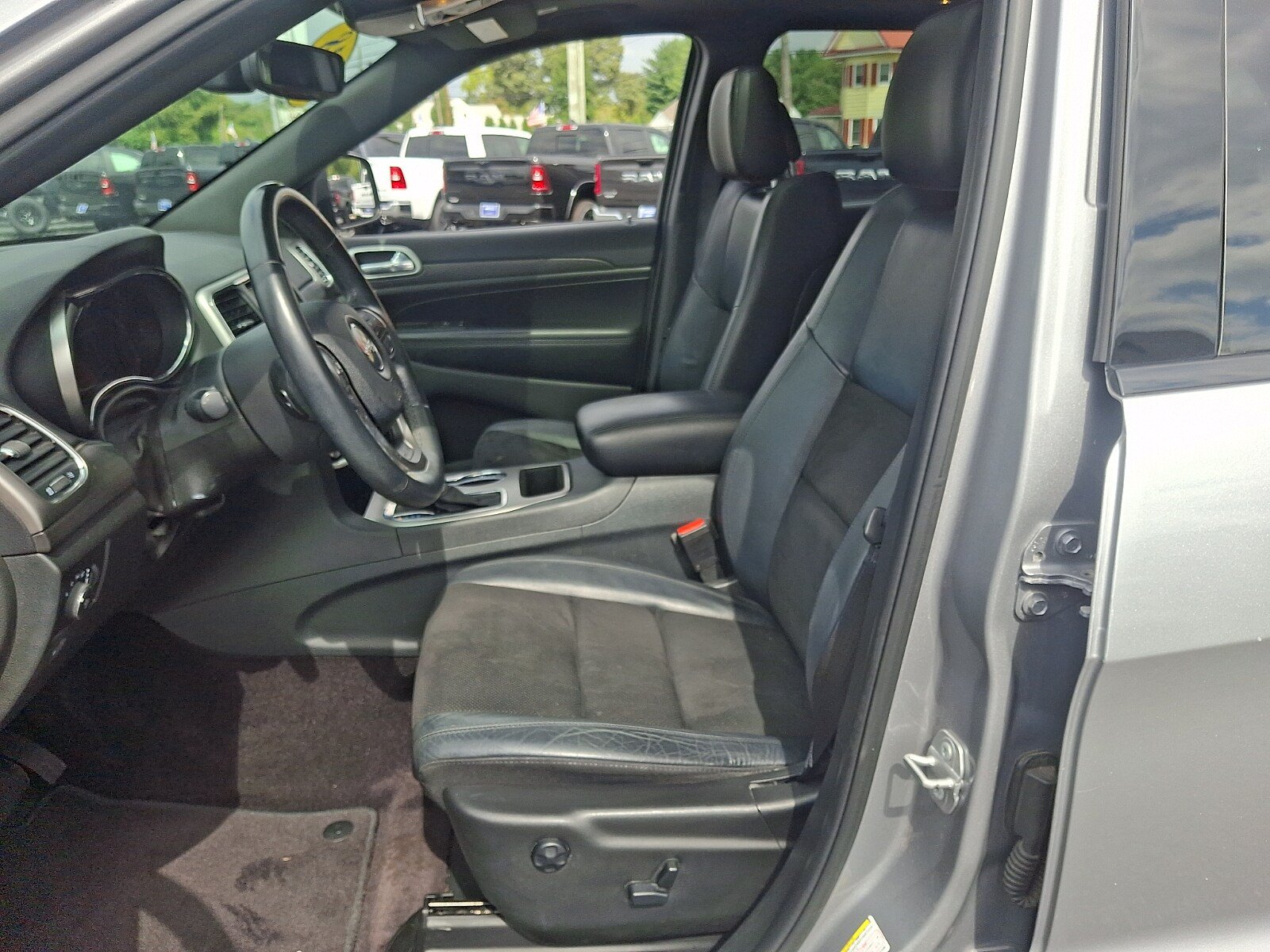 Used 2018 Jeep Grand Cherokee Altitude AWD/4WD image 13