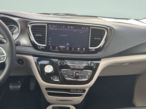 Used 2024 Chrysler Pacifica Limited FWD image 11