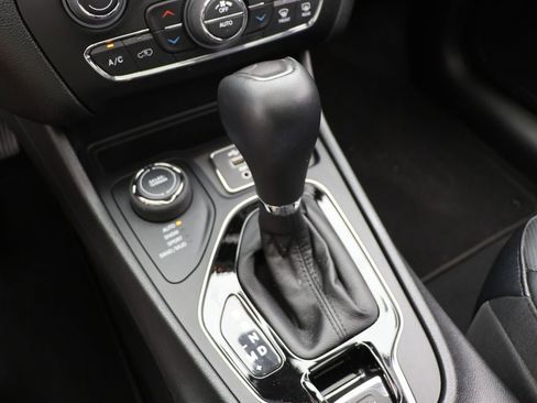 Used 2022 Jeep Cherokee Limited image 20