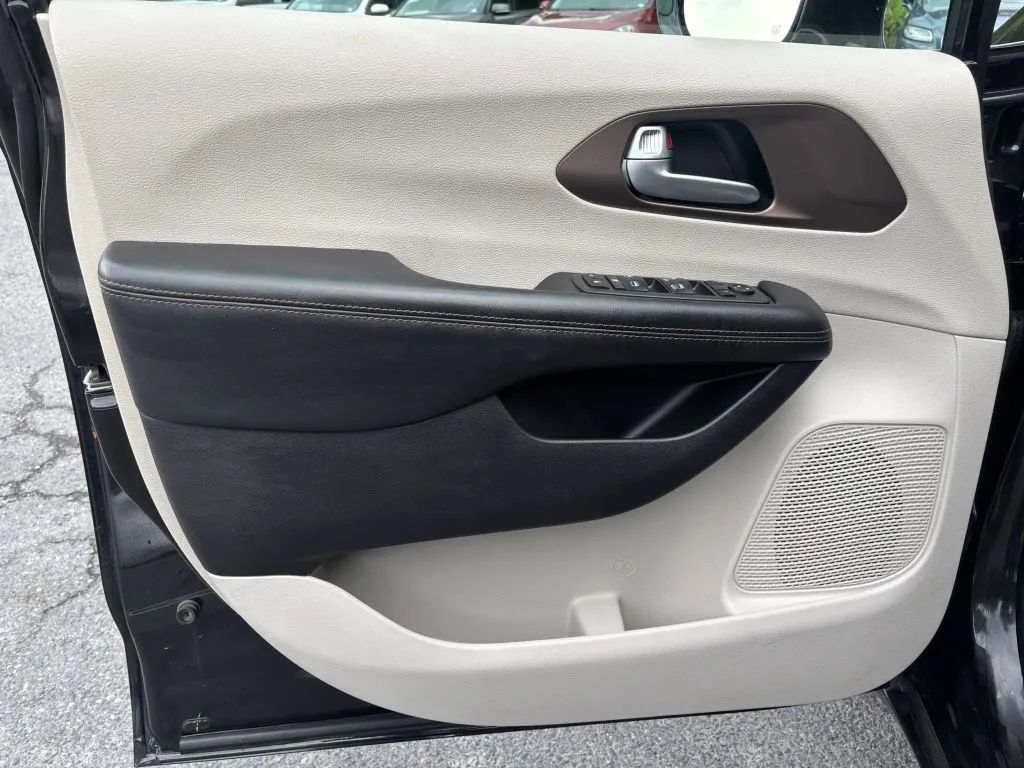 Used 2018 Chrysler Pacifica Touring-L FWD image 12