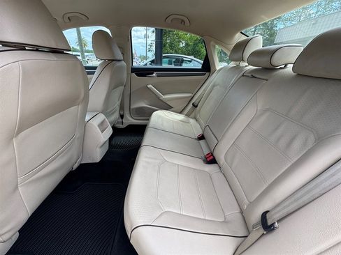 Used 2018 Volkswagen Passat 2.0T R-Line w/ R-Line Lighting Package FWD image 11
