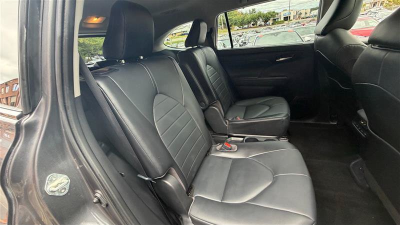 Used 2021 Toyota Highlander XLE FWD image 12
