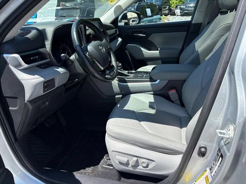Used 2021 Toyota Highlander XLE AWD/4WD image 16