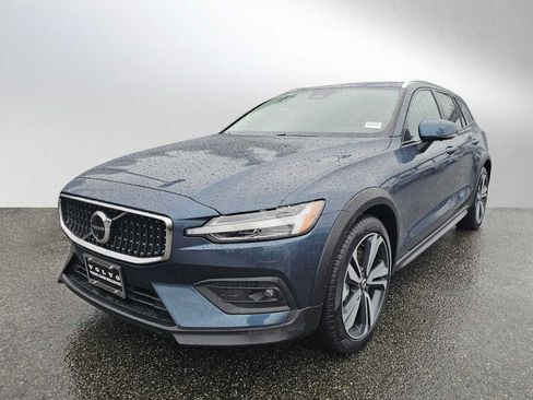 Certified 2025 Volvo V60 B5 Cross Country Plus AWD/4WD image 8