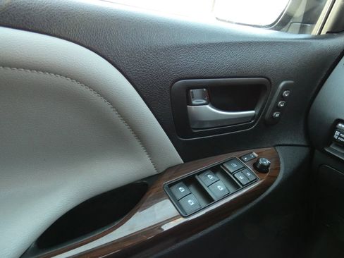 Used 2018 Toyota Sienna Limited image 65