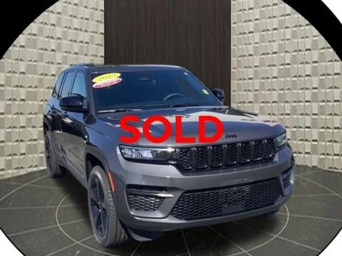 Used 2023 Jeep Grand Cherokee Altitude AWD/4WD image 1