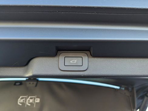 Used 2024 Land Rover Discovery Dynamic SE image 46