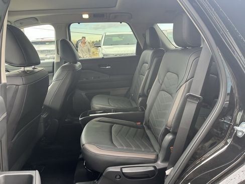 Used 2025 Nissan Pathfinder Platinum image 5