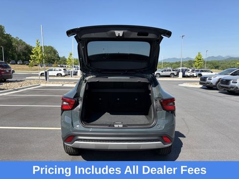 Used 2025 Chevrolet Trax LT FWD image 12