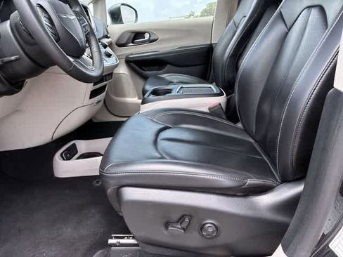 Used 2023 Chrysler Pacifica Touring-L FWD image 22
