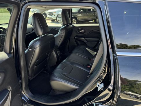 Used 2019 Jeep Cherokee Limited image 6