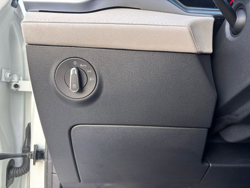 Used 2025 Volkswagen Taos SE w/ Panoramic Sunroof Package image 12