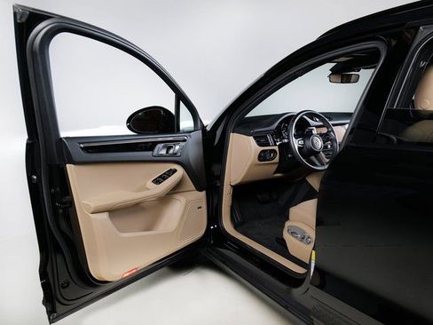 Certified 2025 Porsche Macan AWD/4WD image 27