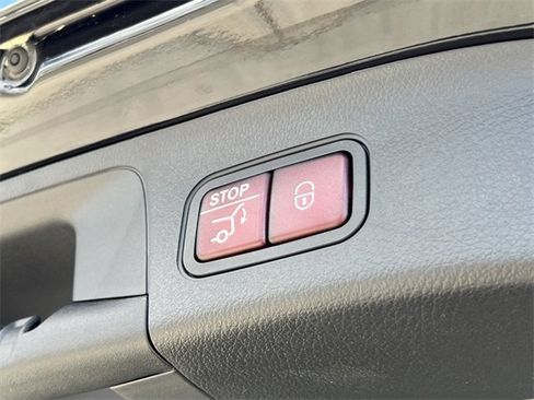 Used 2025 Mercedes-Benz GLA 250 4MATIC image 36