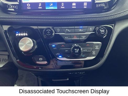 Used 2025 Chrysler Pacifica Select FWD image 48