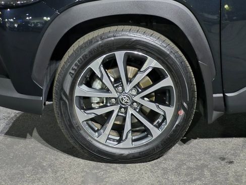 Used 2025 Toyota Corolla Cross XLE image 25