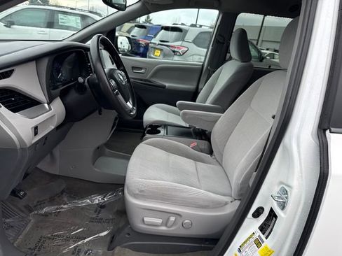 Used 2018 Toyota Sienna LE image 18