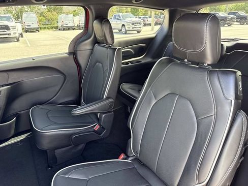 New 2027 Chrysler Pacifica Limited FWD image 11