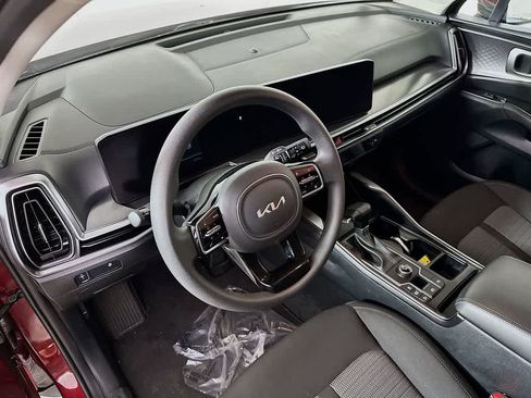 Used 2025 Kia Sorento LX FWD image 2