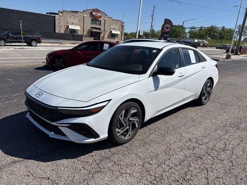 Used 2025 Hyundai Elantra Sport image 3