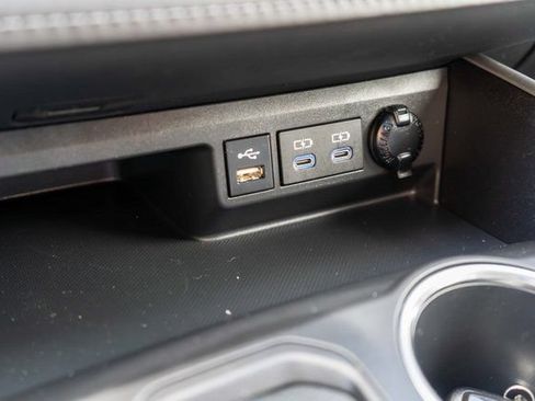 Used 2022 Toyota Highlander XLE AWD/4WD image 35