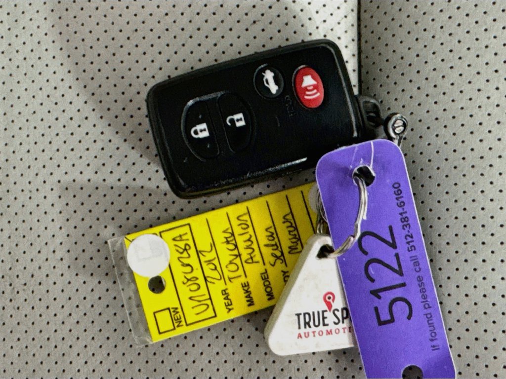 Used 2012 Toyota Avalon Limited FWD image 35