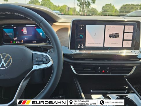 Used 2024 Volkswagen Atlas SE w/ Panoramic Sunroof Package FWD image 18