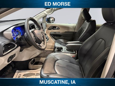 Used 2024 Chrysler Pacifica Touring-L image 9