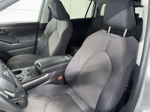 Used 2024 Toyota Highlander LE AWD/4WD image 22