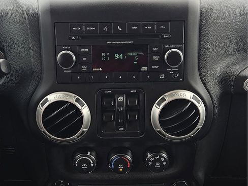 Used 2018 Jeep Wrangler Unlimited Sahara w/ Connectivity Group AWD/4WD image 12