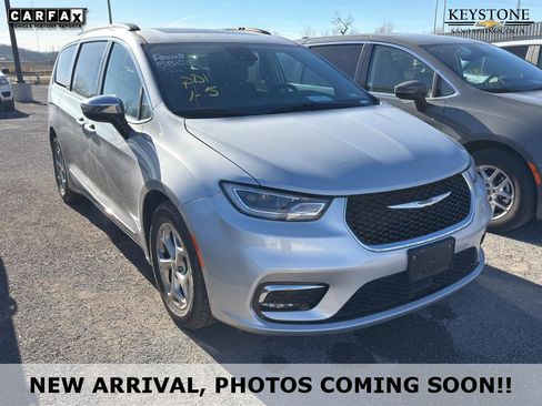 Used 2023 Chrysler Pacifica Limited image 1