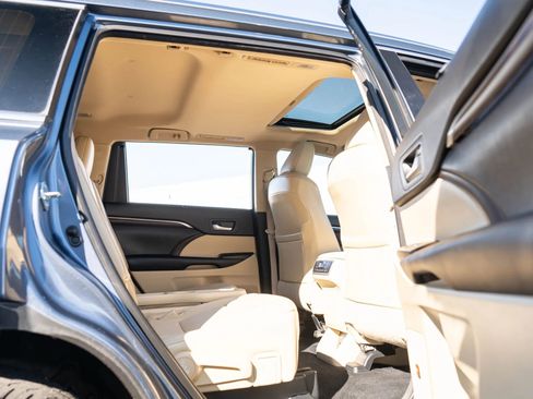 Used 2015 Toyota Highlander Limited AWD/4WD image 16