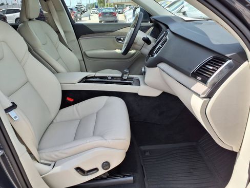 Certified 2025 Volvo XC90 T8 Plus w/ Protection Package Premier AWD/4WD image 11