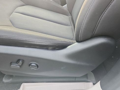 Used 2022 Chrysler Voyager LX image 11