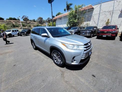Used 2019 Toyota Highlander XLE FWD image 2